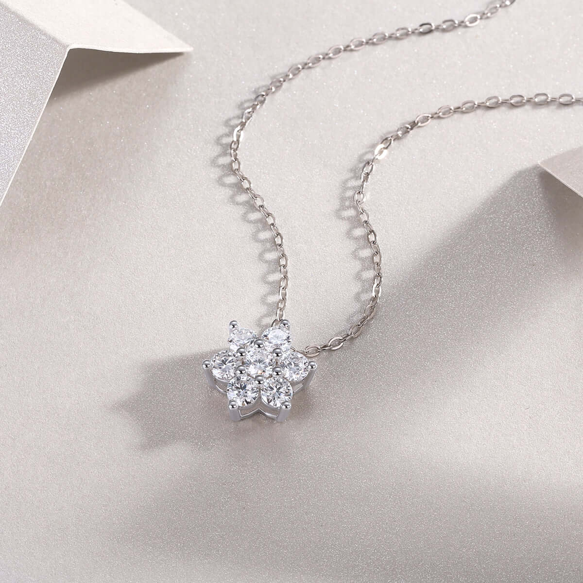 Stylish diamond jewelry Fashionable And Luxurious Diamond Jewelry Including chain